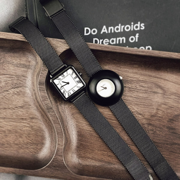 Moderan ženski sat različitih oblika