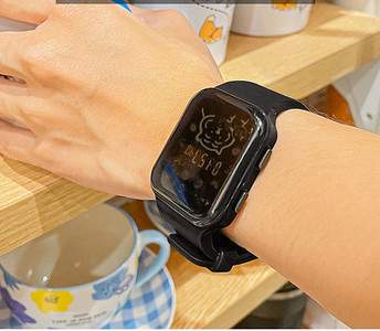 Μοντέρνο γυναικείο ρολόι με λουράκι σιλικόνης