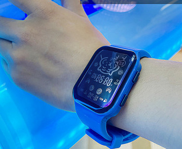 Μοντέρνο γυναικείο ρολόι με λουράκι σιλικόνης