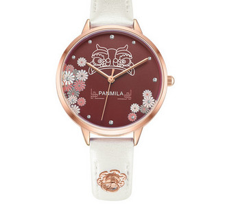 Dekoratiivsete elementide ja nahkrihmaga naiste käekell