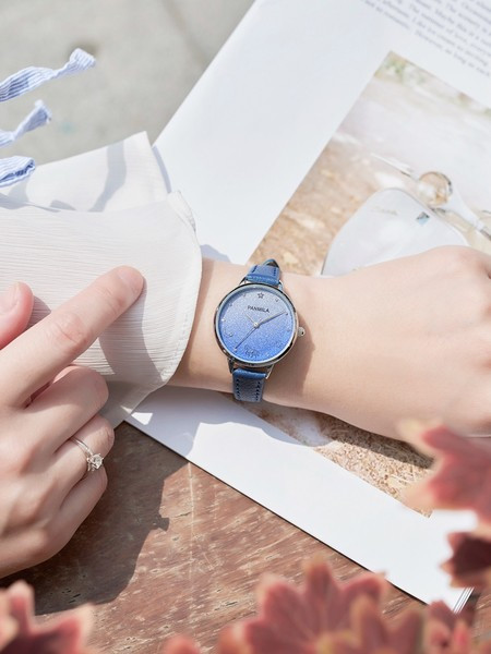 Ümara kujuga naiste käekell - erinevates värvides