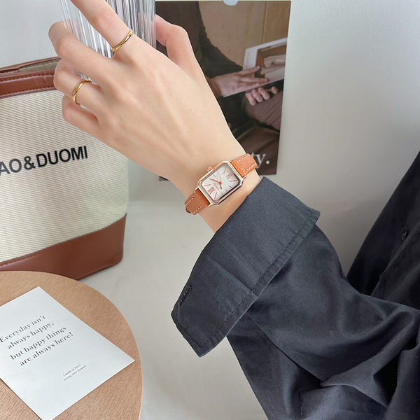 Moodne naiste käekell – erinevates värvides