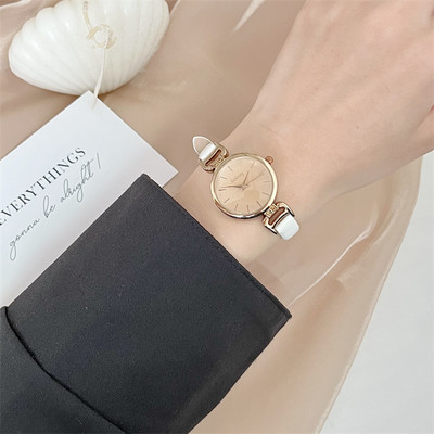 Μοντέρνο ρολόι με λουράκι από οικολογικό δέρμα για γυναίκες