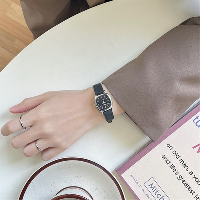 Γυναικείο ρολόι - με δερμάτινο λουράκι