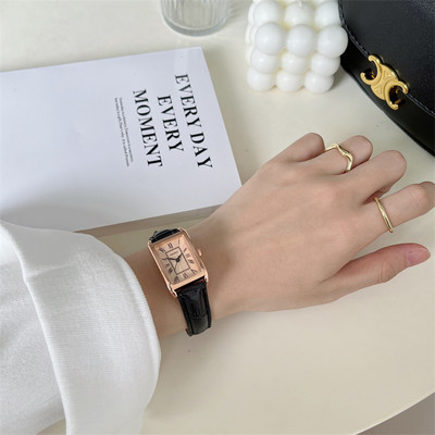 Γυναικείο τετράγωνο ρολόι με δερμάτινο λουράκι