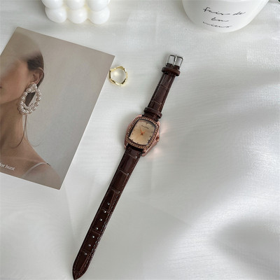 Öko-nahast ja kividest rihmaga naiste käekell