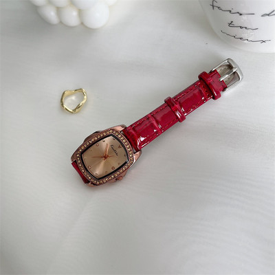 Öko-nahast ja kividest rihmaga naiste käekell