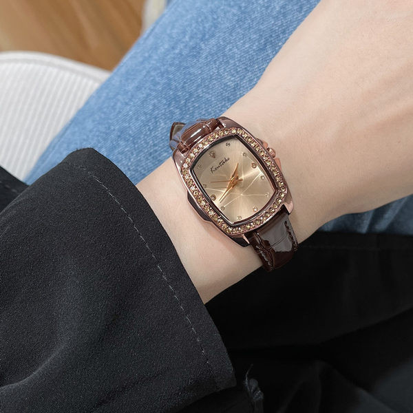 Öko-nahast ja kividest rihmaga naiste käekell