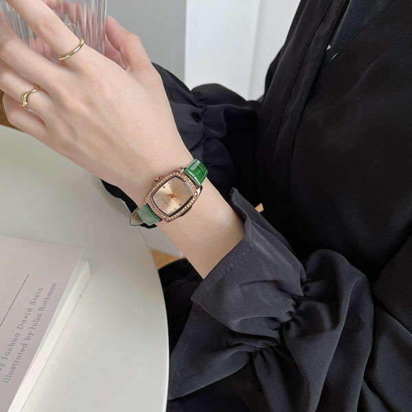 Öko-nahast ja kividest rihmaga naiste käekell