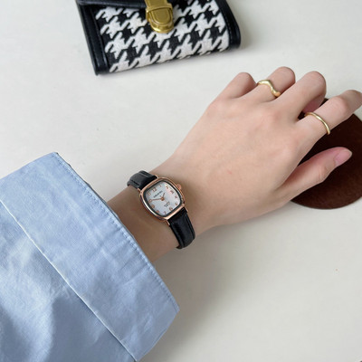 Κομψό γυναικείο ρολόι με δερμάτινο λουράκι