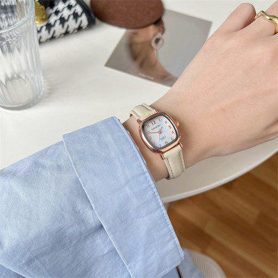 Κομψό γυναικείο ρολόι με δερμάτινο λουράκι