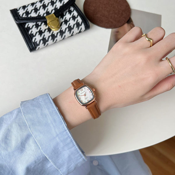 Κομψό γυναικείο ρολόι με δερμάτινο λουράκι