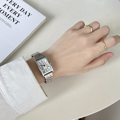 Naiste moodne kulla ja hõbeda värvi käekell