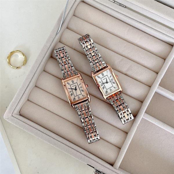 Naiste moodne kulla ja hõbeda värvi käekell