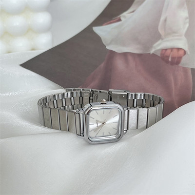 Ceas de dama - de culoare argintie