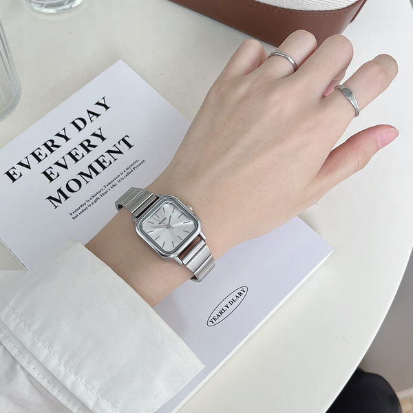 Ceas de dama - de culoare argintie