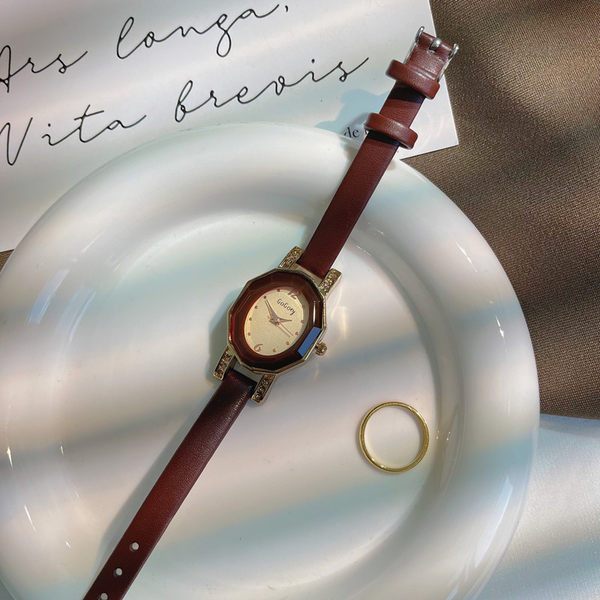 Naiste vabaaja käekell – ökonahast rihmaga