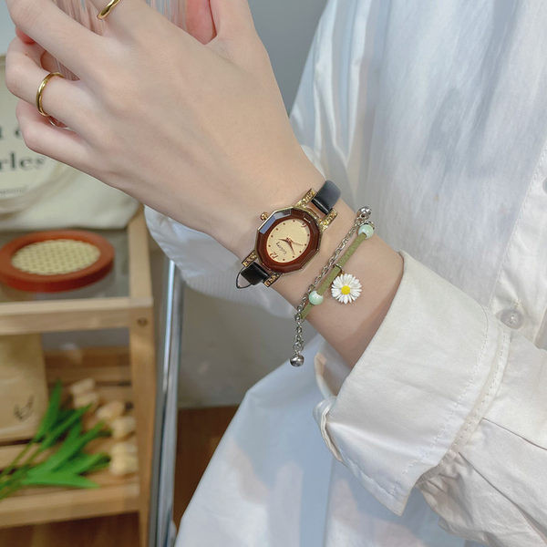 Naiste vabaaja käekell – ökonahast rihmaga