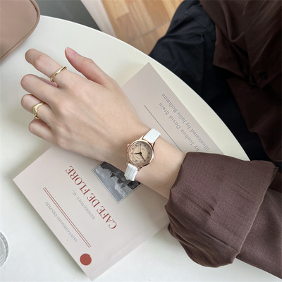 Μοντέρνο γυναικείο ρολόι με δερμάτινο λουράκι