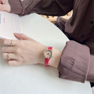 Μοντέρνο γυναικείο ρολόι με δερμάτινο λουράκι