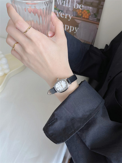 Γυναικείο μοντέρνο ρολόι - με δερμάτινο λουράκι