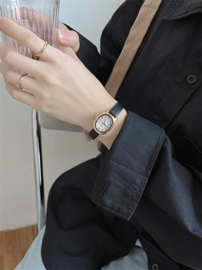 Γυναικείο μοντέρνο ρολόι - με δερμάτινο λουράκι