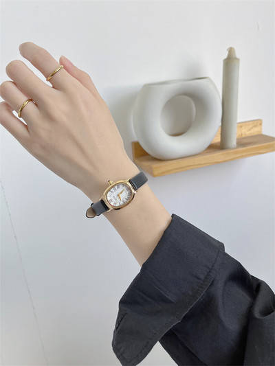 Γυναικείο μοντέρνο ρολόι - με δερμάτινο λουράκι