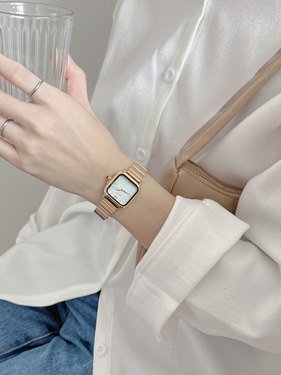 Naiste kulla ja hõbeda värvi käekell