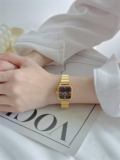 Naiste kulla ja hõbeda värvi käekell