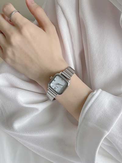 Naiste kulla ja hõbeda värvi käekell