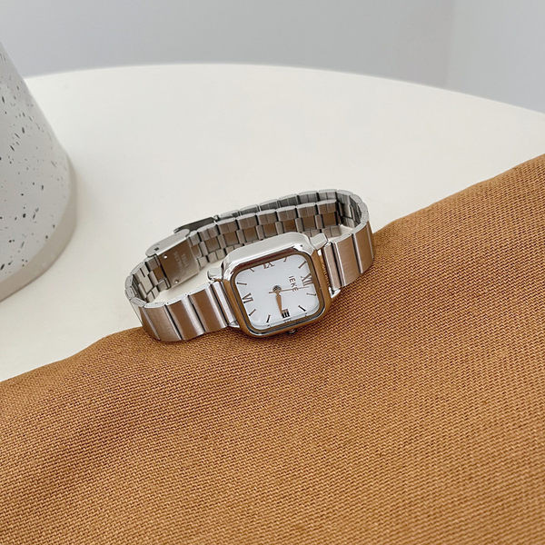 Naiste kulla ja hõbeda värvi käekell