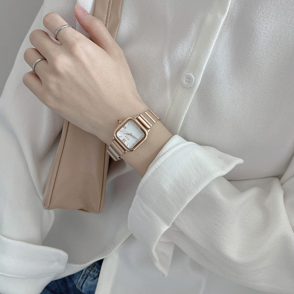 Naiste kulla ja hõbeda värvi käekell