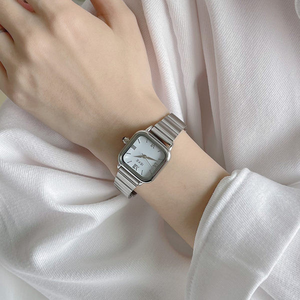 Naiste kulla ja hõbeda värvi käekell