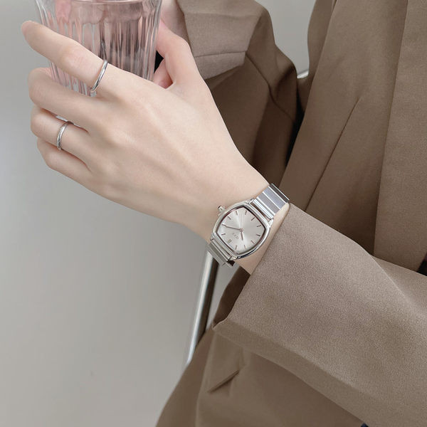 Metallist rihmaga naiste käekell