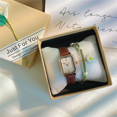 Μονόχρωμο μοντέρνο γυναικείο ρολόι με δερμάτινο λουράκι