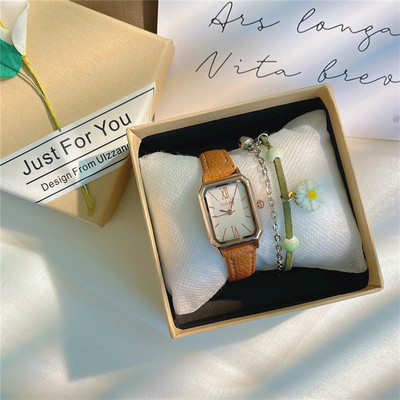 Μονόχρωμο μοντέρνο γυναικείο ρολόι με δερμάτινο λουράκι