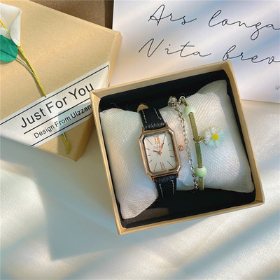 Μονόχρωμο μοντέρνο γυναικείο ρολόι με δερμάτινο λουράκι