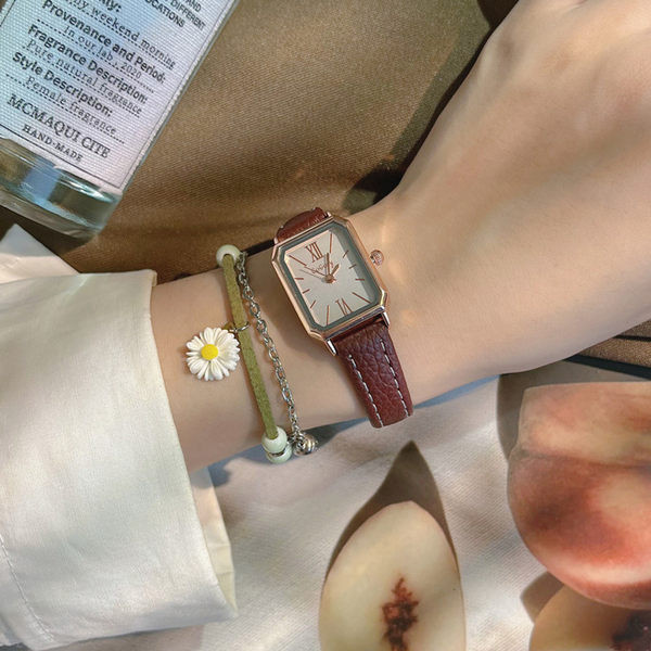 Μονόχρωμο μοντέρνο γυναικείο ρολόι με δερμάτινο λουράκι