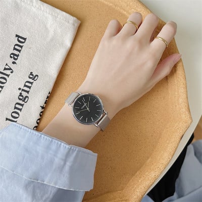 Μοντέρνο γυναικείο ρολόι με μεταλλικό κούμπωμα