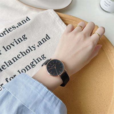 Μοντέρνο γυναικείο ρολόι με μεταλλικό κούμπωμα