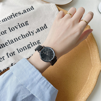 Μοντέρνο γυναικείο ρολόι με μεταλλικό κούμπωμα