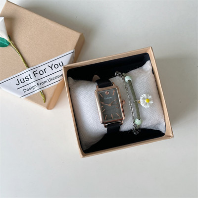 Erinevates värvides vabaaja käekell