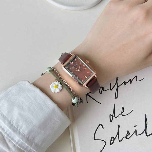 Erinevates värvides vabaaja käekell