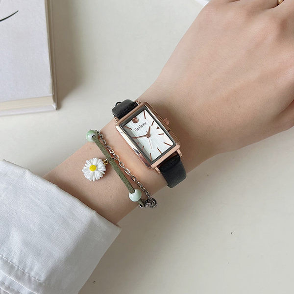 Erinevates värvides vabaaja käekell