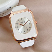 Moteriškas laisvalaikio laikrodis su metaliniais elementais