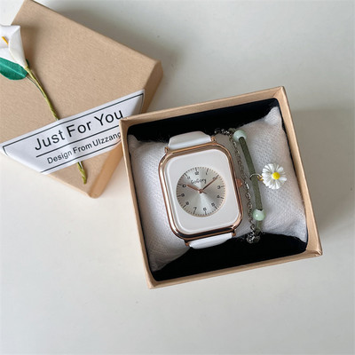 Moteriškas laisvalaikio laikrodis su metaliniais elementais