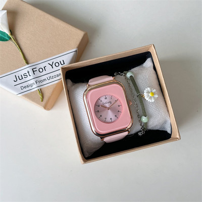 Moteriškas laisvalaikio laikrodis su metaliniais elementais