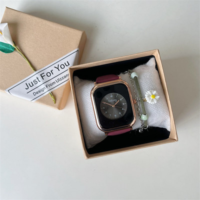 Moteriškas laisvalaikio laikrodis su metaliniais elementais