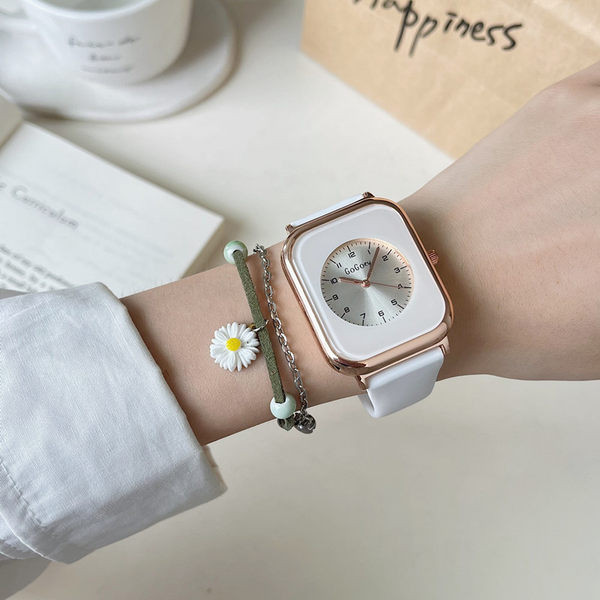 Moteriškas laisvalaikio laikrodis su metaliniais elementais