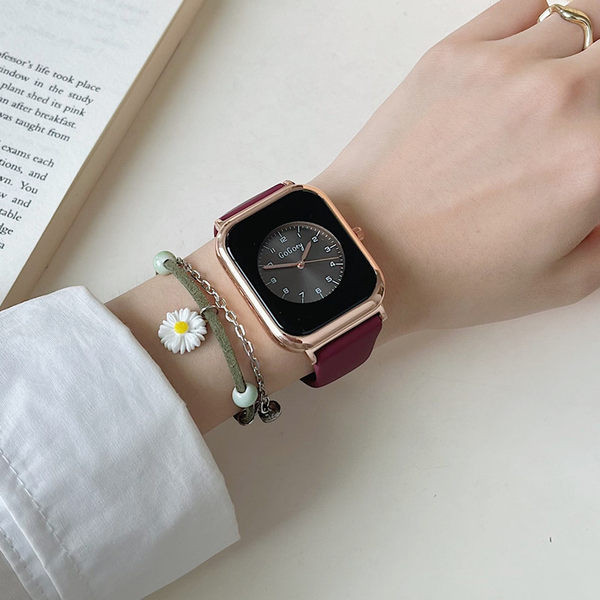 Moteriškas laisvalaikio laikrodis su metaliniais elementais